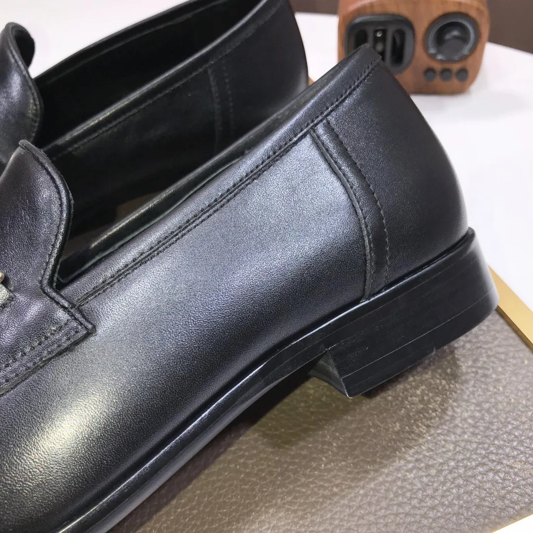 Men's shoes💰500💰Italy's top luxury men's shoe giant (GUCCI) (Gucci) (full cowhide lining) new arrival🍃Original European style🔰 Pleasant to the eye😍In order to make the shoes more durable and non-deformable🌀The production continues to follow traditional methods but there is still no lack of innovation💪Choose original sheepskin for the leather♻️ Smooth and natural And extra bright ⭐Made of imported cowhide, the first choice of rich people 38-45 (45 customized)